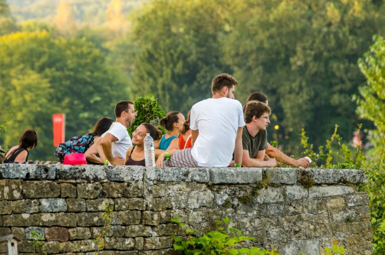 Groupe de jeunes spectateurs au Festival international des arts de la rue de Chassepierre ©Johan Barrot - Laetis - VisitArdenne