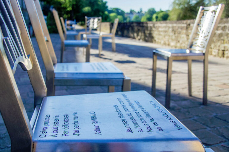 Poèmes - Chaises sur le quai Rimbaud ©Laetis - VisitArdenne Johan Barrot