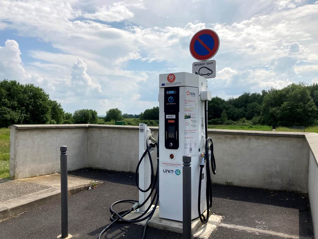 Recharger sa voiture sur l'aire de Woinic