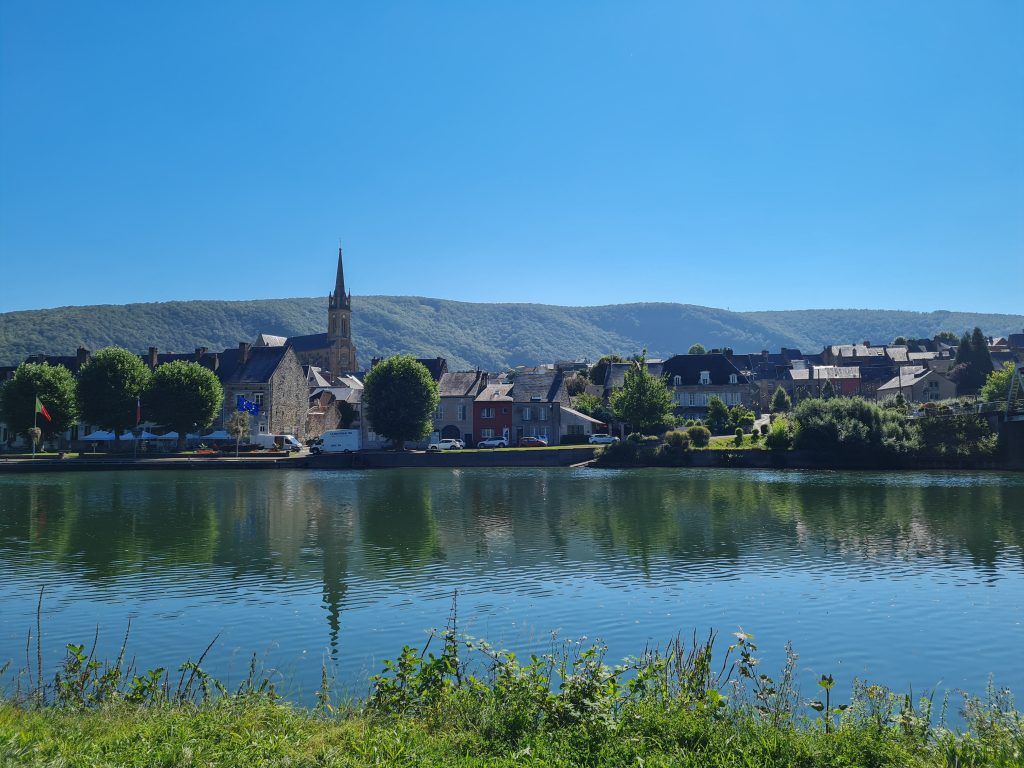 Le village de Fumay le long de la Meuse dans les Ardennes françaises