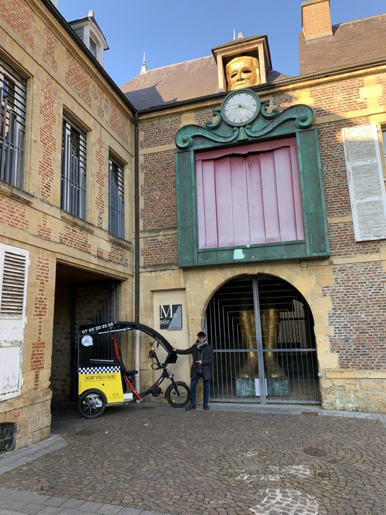 José Vélo Taxi devant le Grand Marionnettiste à Charleville-Mézières