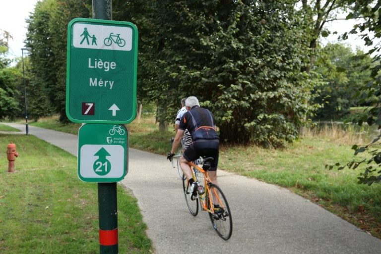 Cycliste sur le réseau Points-nœuds de la Province de Liège ©FTPL P. Fagnoul