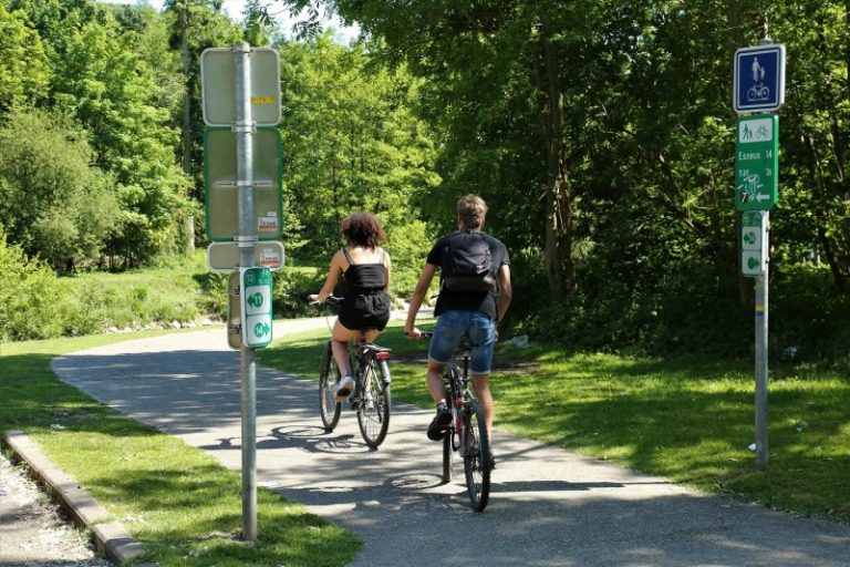 Cycliste sur le réseau Points-nœuds de la Province de Liège ©FTPL P. Fagnoul