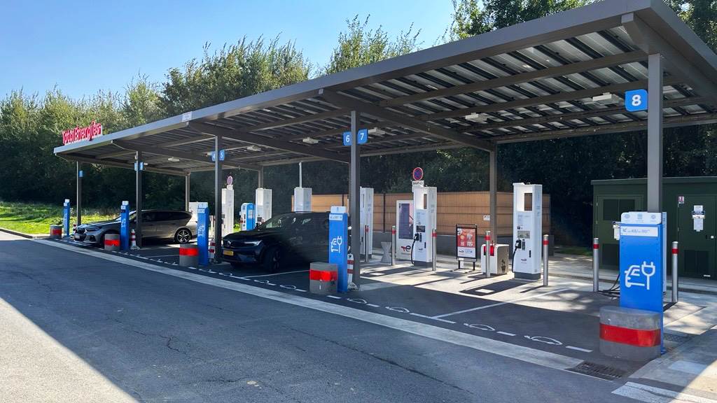 Recharger sa voiture sur l'aire de Woinic