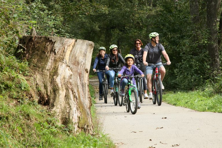 Une famille en vélo.