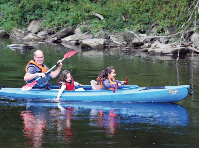 Un kayak sur l'Ourthe au Domaine de Palogne.