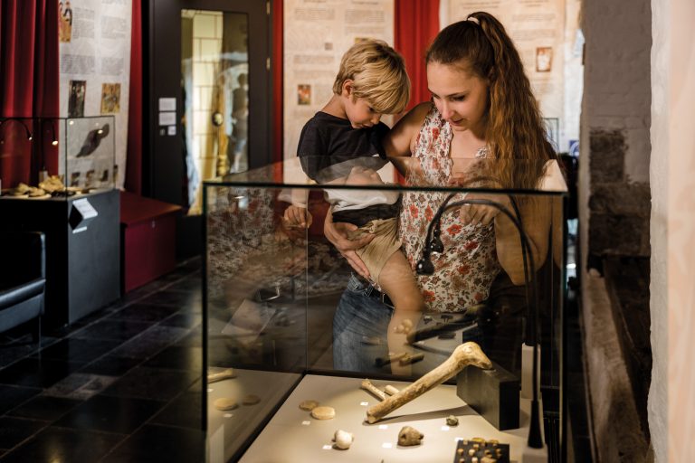 Une mère et son enfant au Musée de Logne.