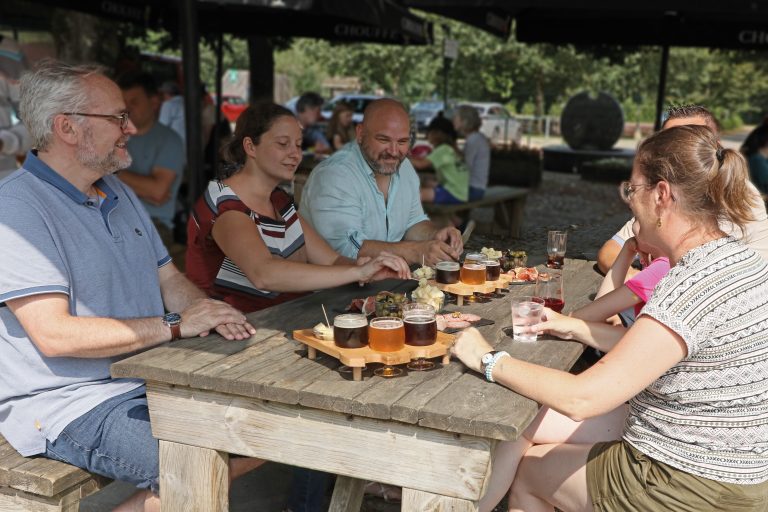 Un groupe de personnes à la taverne du Domaine de Palogne.