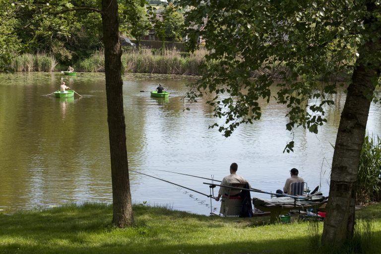 Etang et pêcheurs au Domaine de Wégimont.