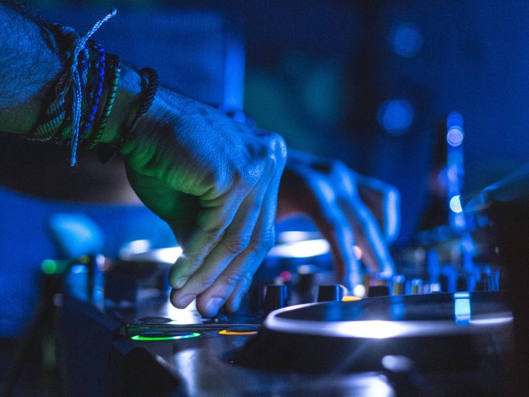 Platines DJ.