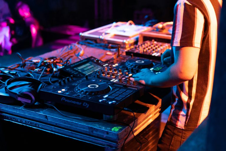 Platines DJ.
