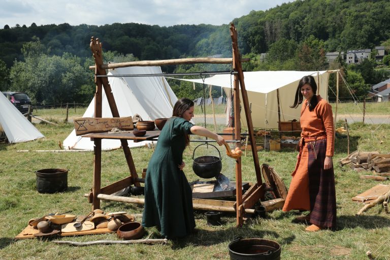 Reconstitution d'époque aux Médiévales de Comblain-au-Pont.