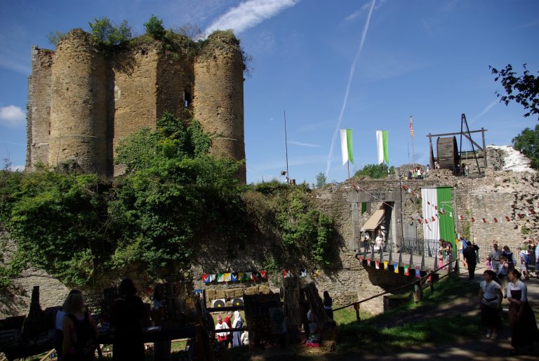 Vue sur le château de Franchimont et la Foire médiévale.