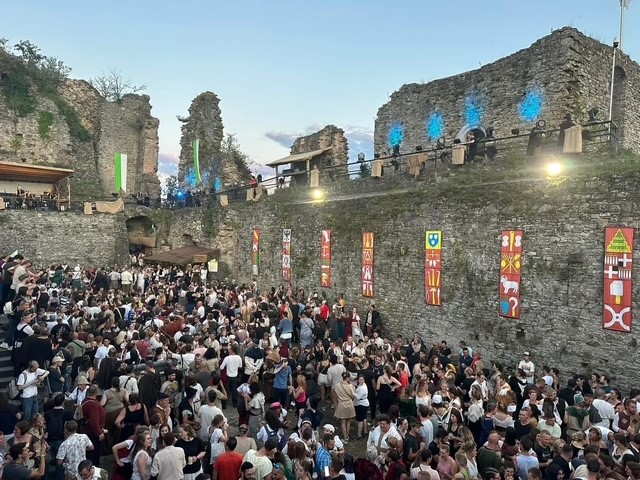Vue sur la Foire Médiévale depuis l'intérieur du château de Franchimont.