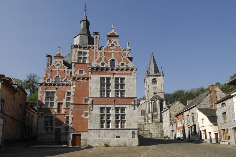 Façade de la Maison du Patrimoine médiéval mosan.