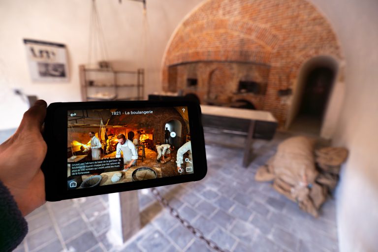 Visite de la citadelle de Dinant à l'aide d'une tablette, via la solution HistoPad.