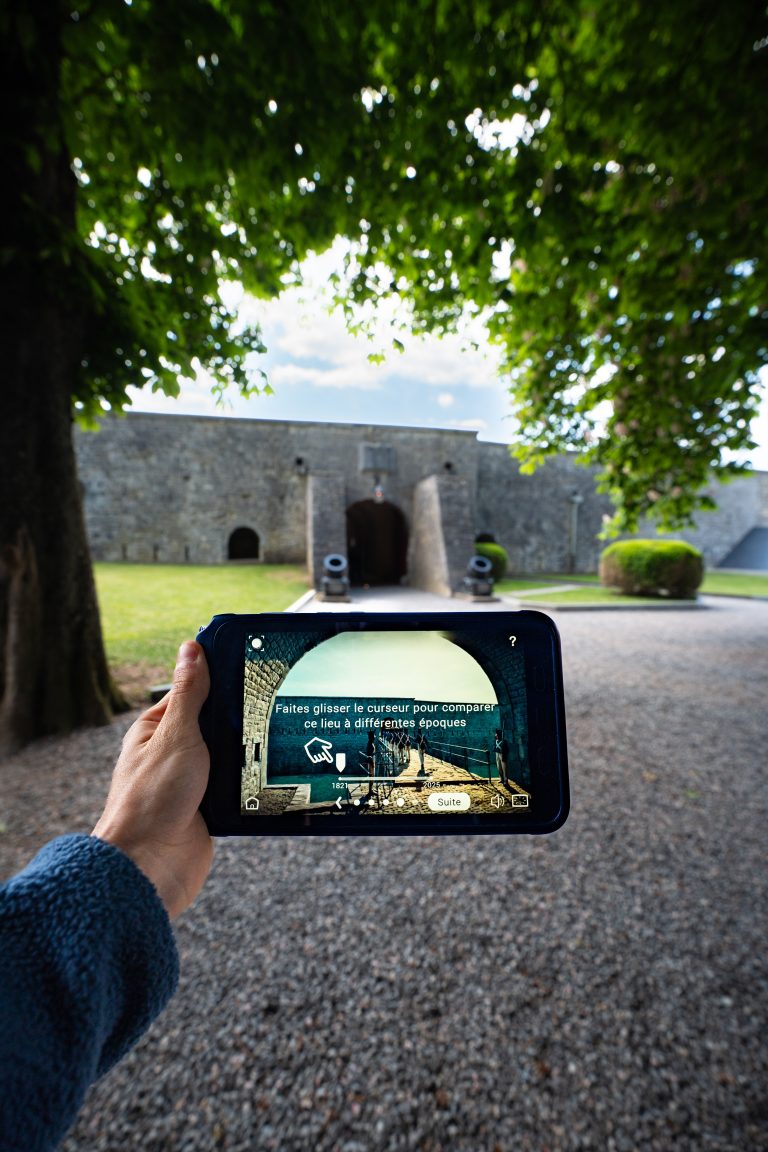 Visite de la citadelle de Dinant à l'aide d'une tablette, via la solution HistoPad.