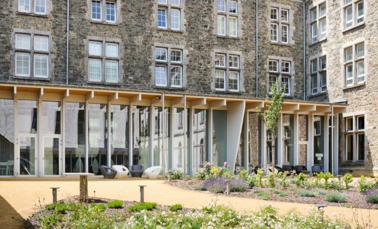 Pôle Culture de Bastogne - Aile van Geluwe avec jardin d'honneur
