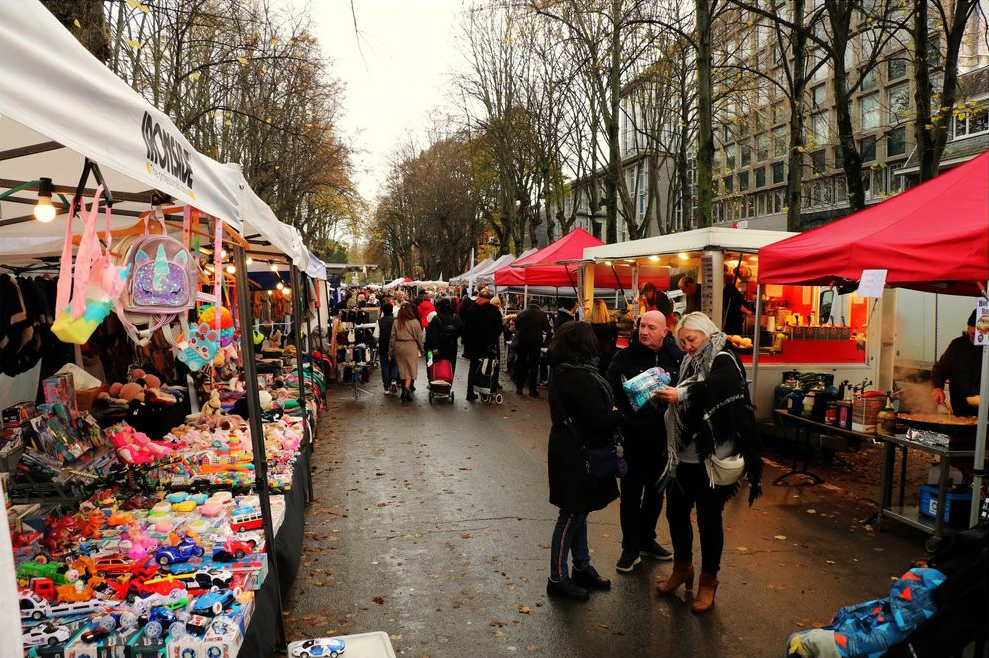 Marché de Sainte-Catherine à Huy - étals de marché.