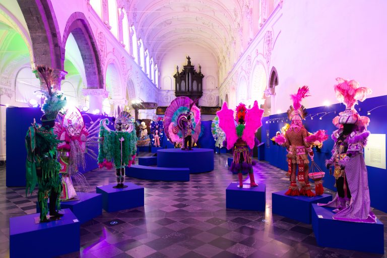 Musée de la Vie wallonne - Exposition Carnaval De Rio - Expo Costumes - Vue globale © Province de Liège
