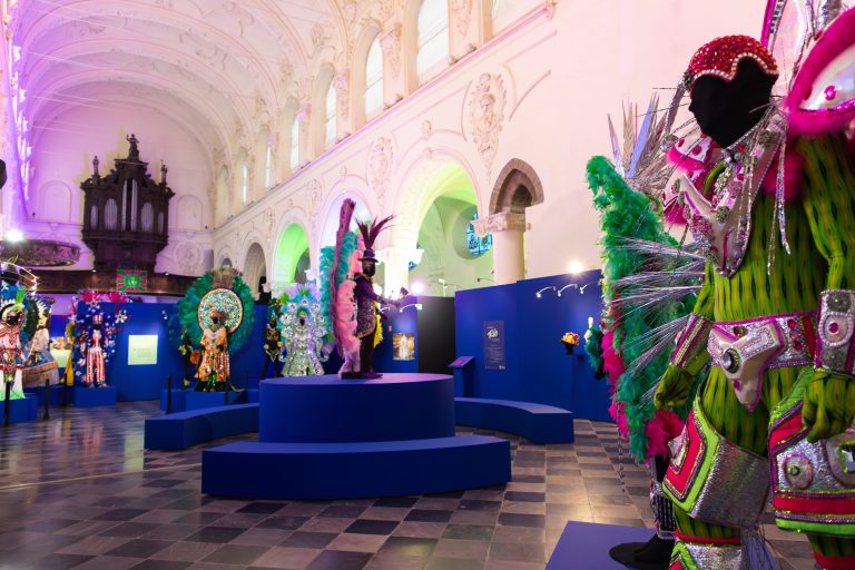 Musée de la Vie wallonne - Exposition Carnaval De Rio - Expo Costumes - Vue latérale © Province de Liège