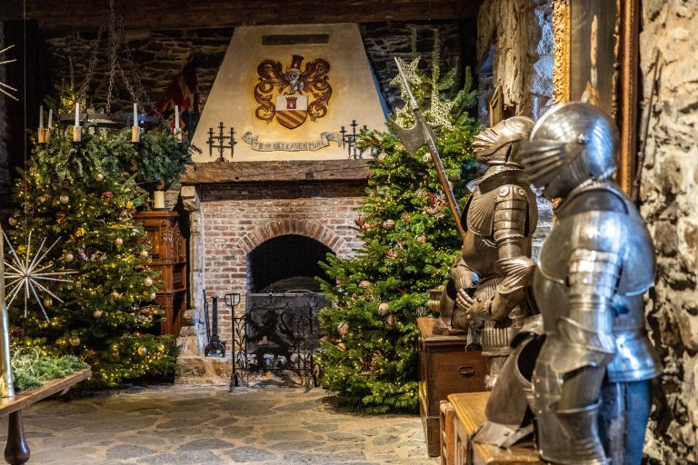 Noël au Château de Reinhardstein - Ovifat - Intérieur - Armures © WBT - Olivier Bourgi