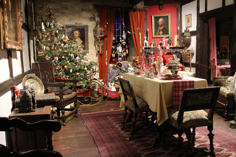 L'intérieur du château de Reinhardstein avec les décorations de Noël.