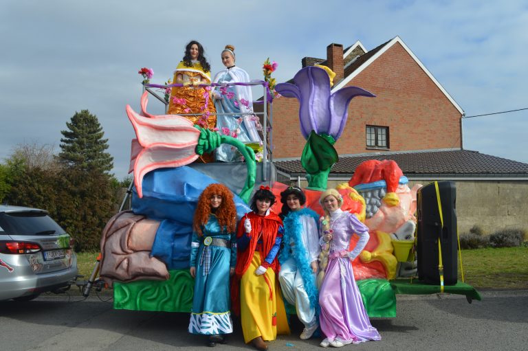 Char du carnaval d'Amay, forêt de Popy.
