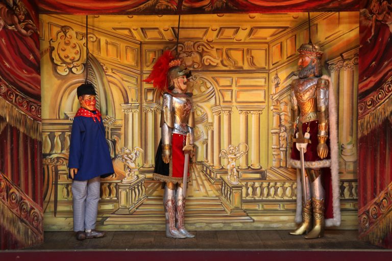 La marionnette Tchantchès et 2 acolytes.