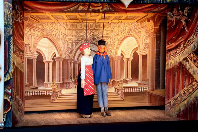 Les marionnettes Tchantchès et Nanesse devant un décor.