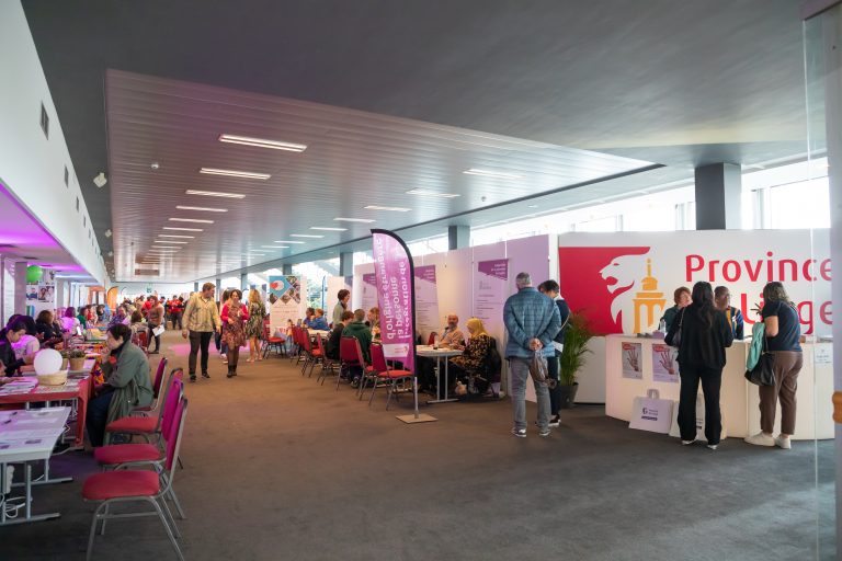 Les stands lors du salon du volontariat à Liège.