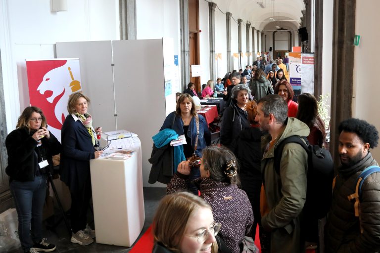 Les visiteurs du salon du volontariat à LIège.