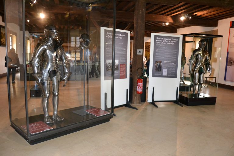 Eléments de l'exposition Armures au Château de Sedan.