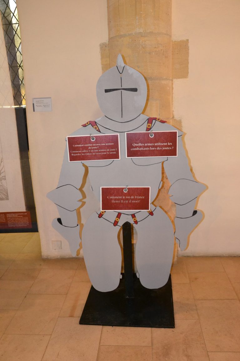Panneau de l'exposition Armures au Château de Sedan.