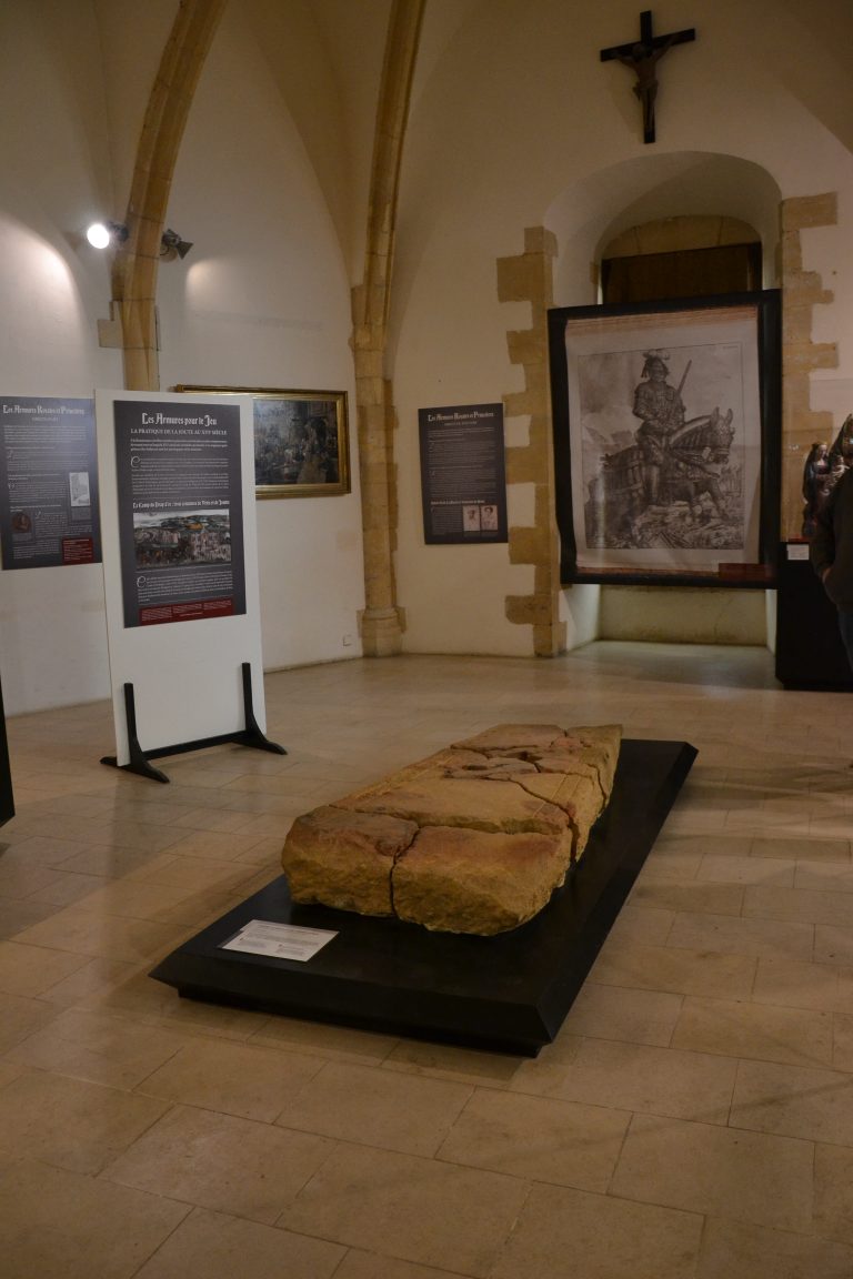 Eléments de l'exposition Armures au Château de Sedan.