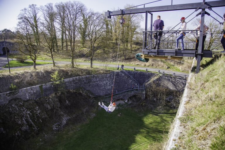 Saut dans le vide Accropierre Fort de Charlemont © Charlemont