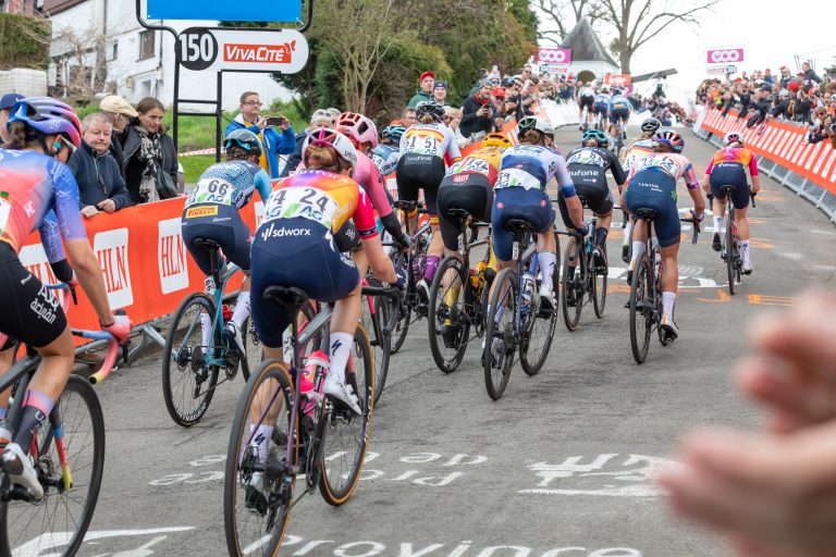 Cyclistes sur le mur de Huy lors de la Flèche Wallonne Femmes.