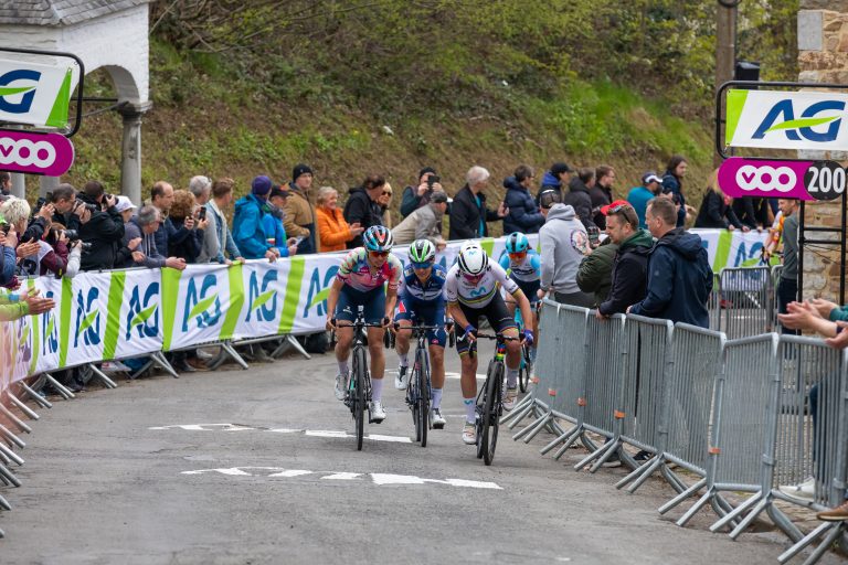 Cyclistes sur le mur de Huy lors de la Flèche Wallonne Femmes.