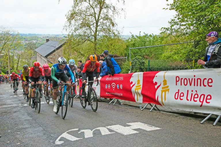 Cyclistes sur le mur de Huy lors de la Flèche Wallonne Hommes.