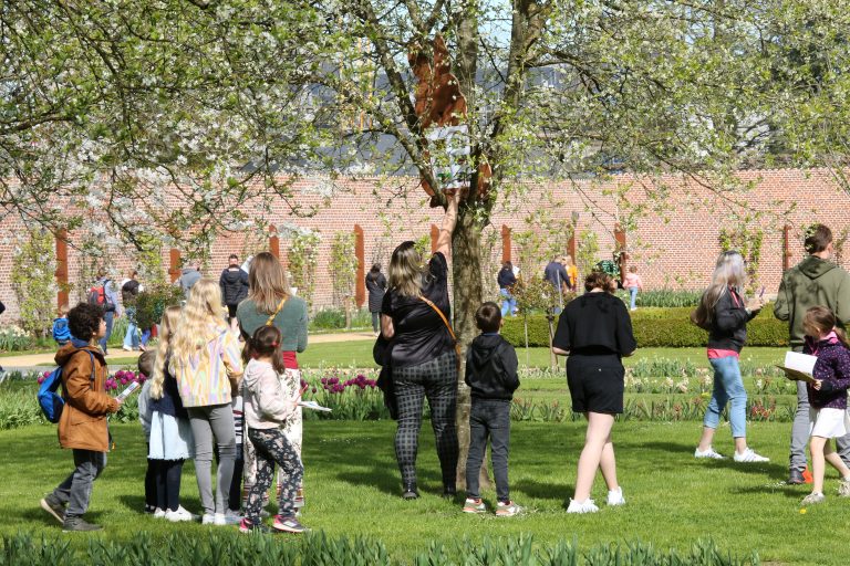 Chasse aux œufs dans le jardin du château.