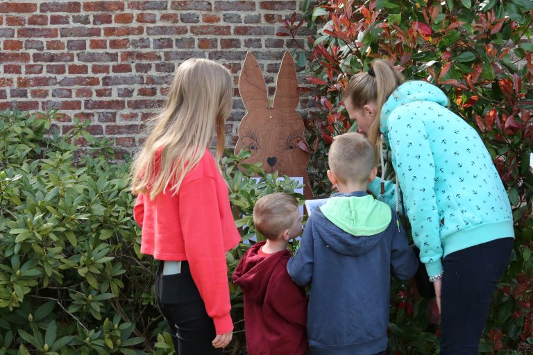 Chasse aux œufs dans le jardin du château.