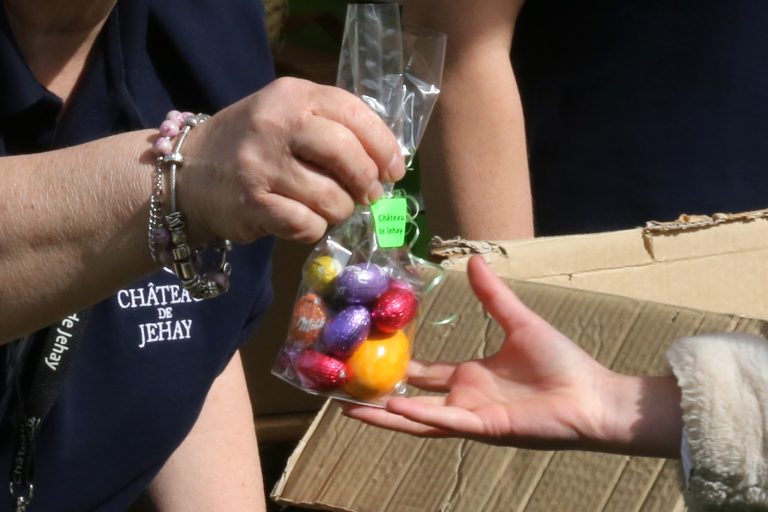 Sachet avec des œufs de Pâques.