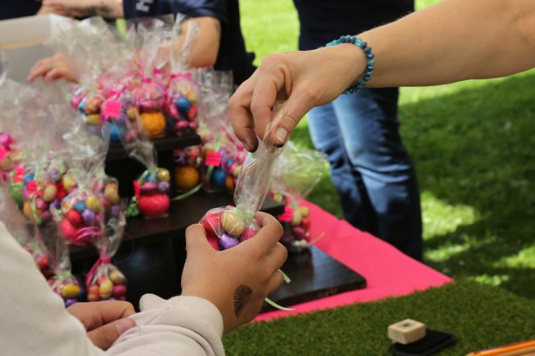 Sachet avec des œufs de Pâques.