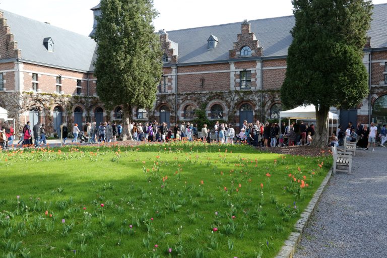 Chasse aux œufs dans le jardin du château.