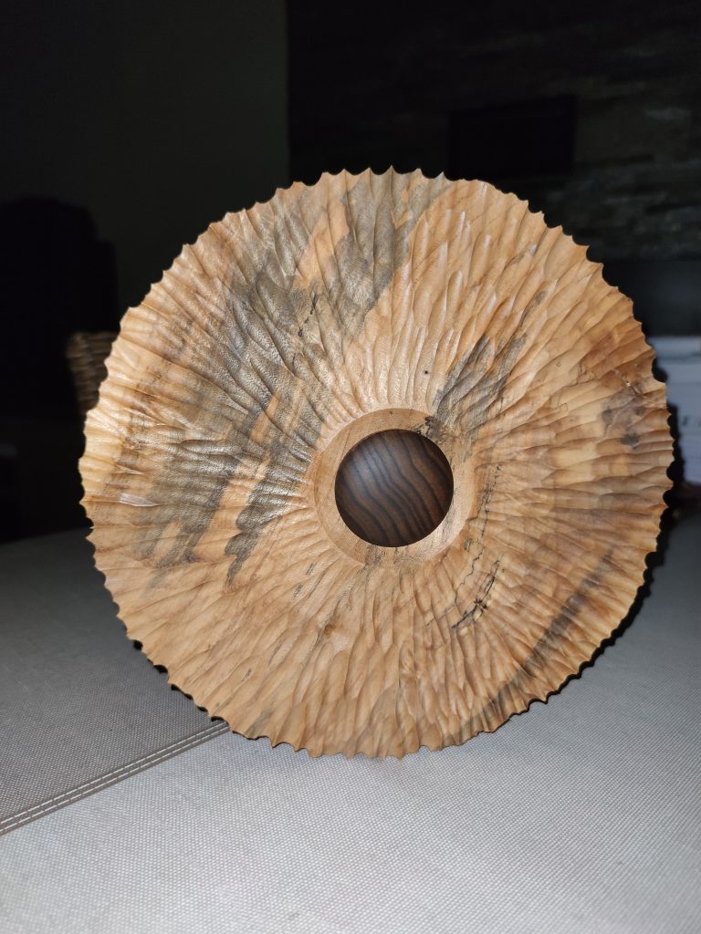 Un œuvre d'art intitulé "Autour de l'arbre"