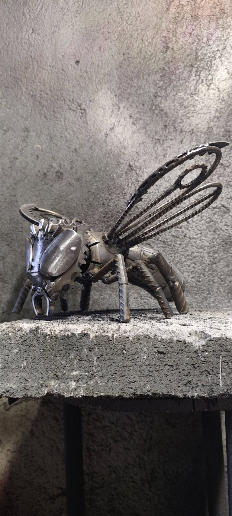 Une mouche en acier.