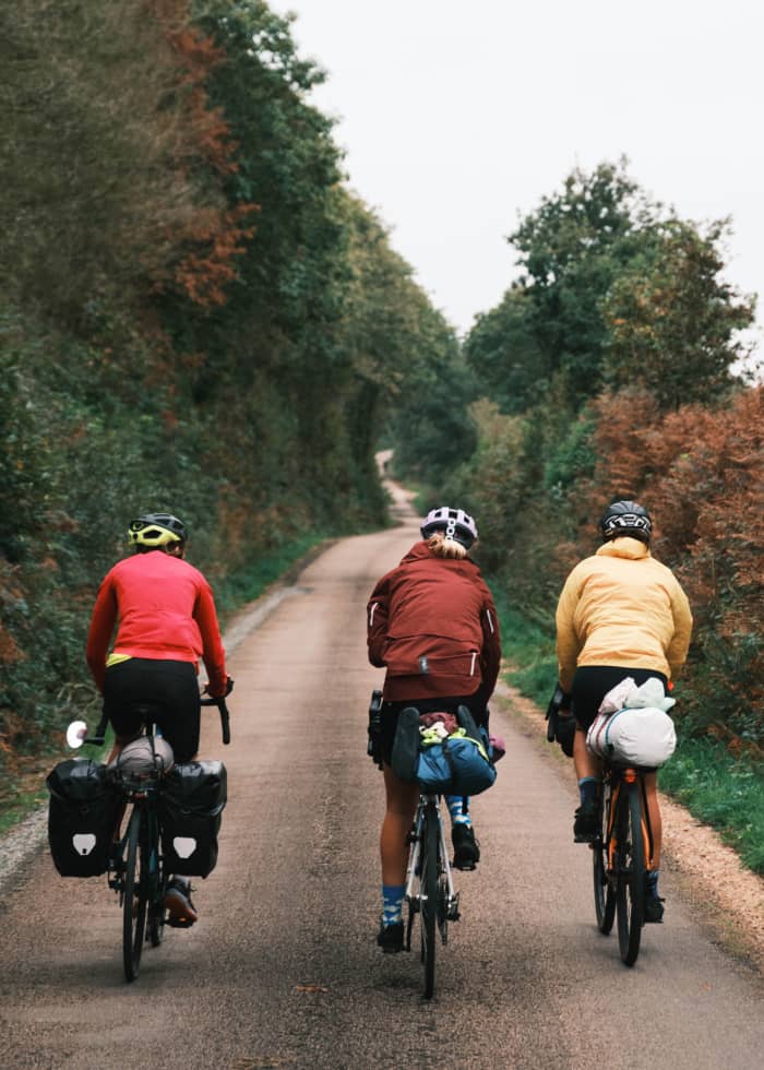 Trois cyclistes en chemin.