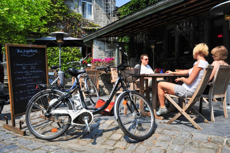 Cyclistes en terrasse dans un restaurant à Durbuy.