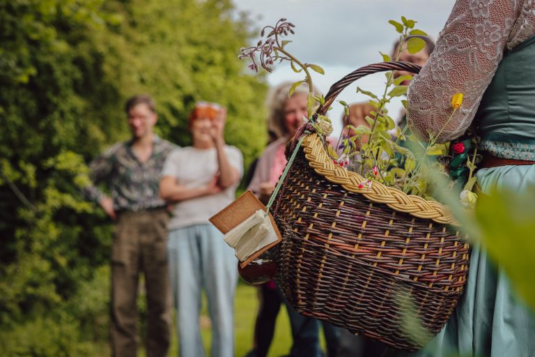 Panier avec des herbes et fleurs.