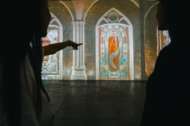 Expérience immersive cristal vivant, projection de vitraux.